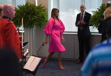 Critican a Melania Trump en redes sociales por vestido fluorescente