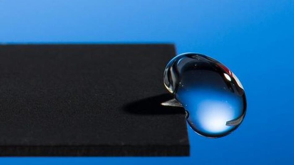 Científicos logran que metales repelan el agua de forma extrema