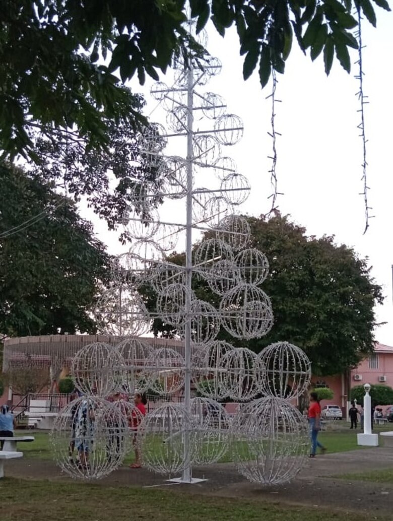 Alcalde de David inaugura alumbrado navideño antes de hacer la licitación