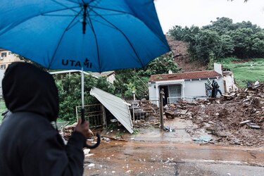‘Todo ha desaparecido’: las víctimas de las lluvias de Sudáfrica buscan refugio
