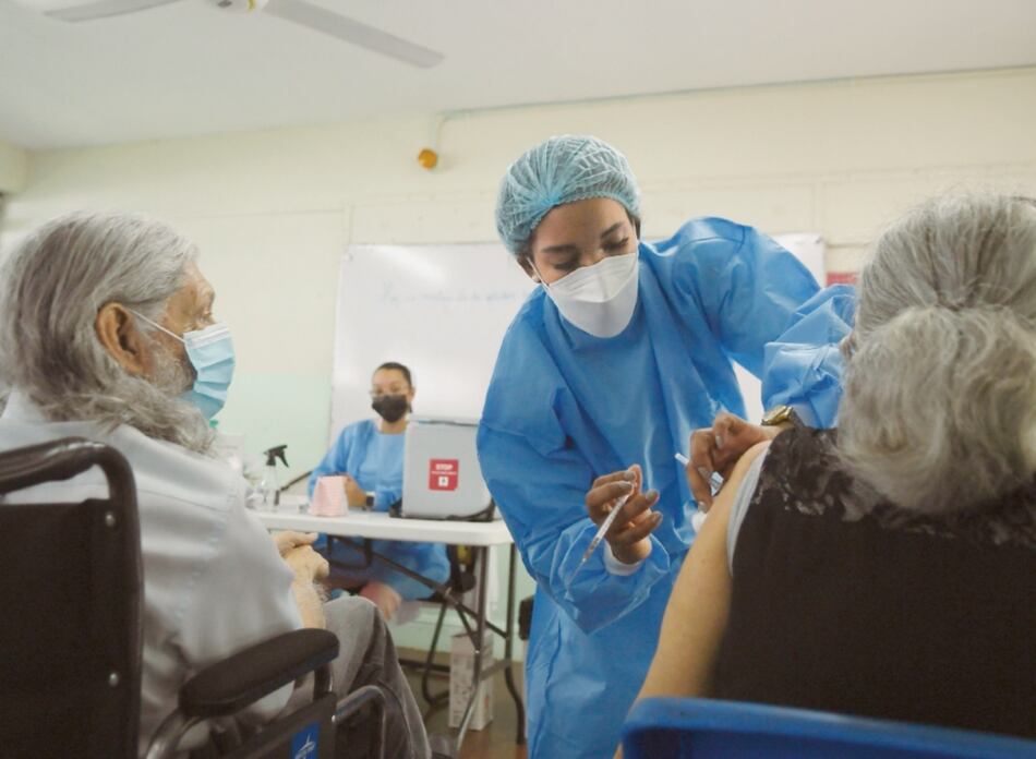 Vacuna cambia tendencia de  muertes por la Covid-19  