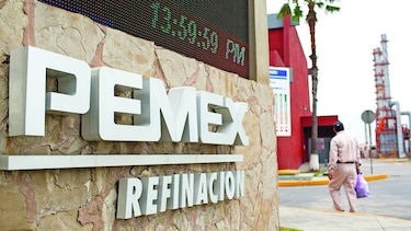 México analiza reducir meta de producción de Pemex