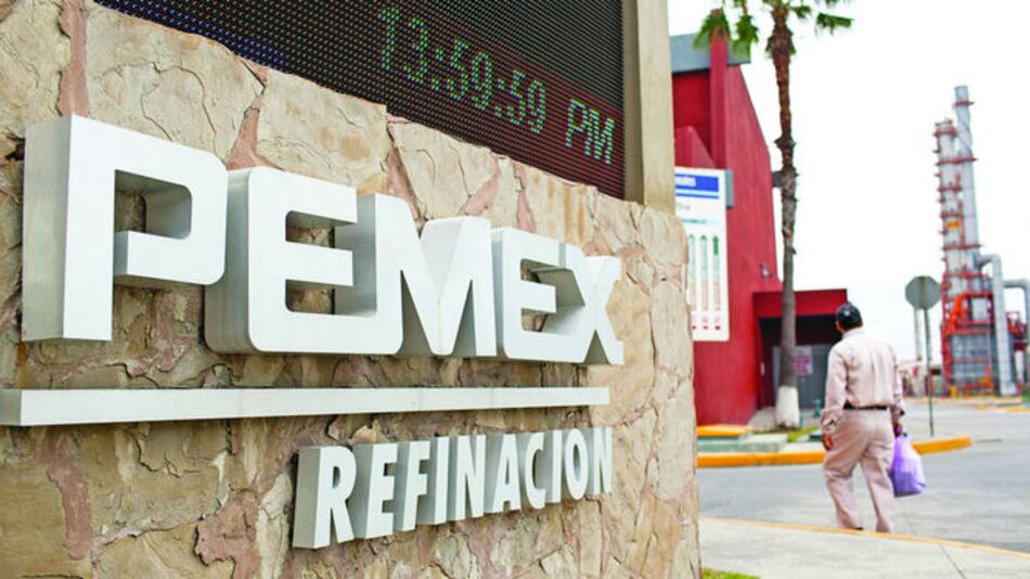 México analiza reducir meta de producción de Pemex