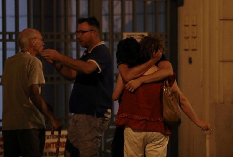 Al menos 84 personas mueren embestidas por un camión en Niza