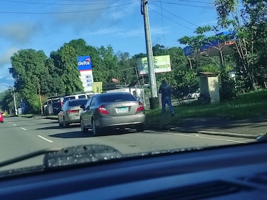 Largas filas de conductores para abastecerse de combustible en Chiriquí