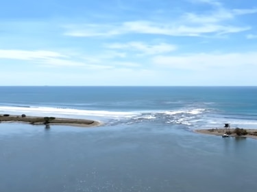 La fuerza del mar dividió Isla Cañas, así luce ahora