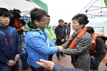 Presidenta surcoreana visita a familiares de víctimas del ferry