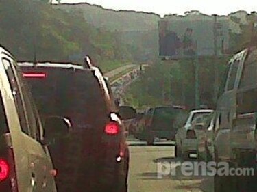 Reportan tranque en la vía de acceso este al puente Centenario