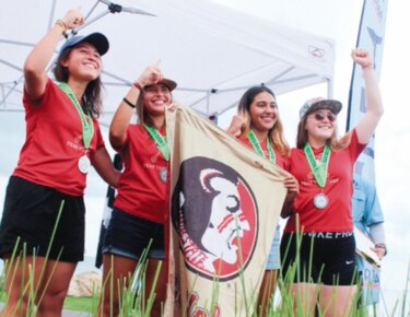 Akua y Chava dominan la primera carrera de cayucos
