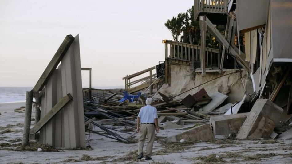 Aunque debilitado, huracán Matthew sigue azotando el sureste de Estados Unidos