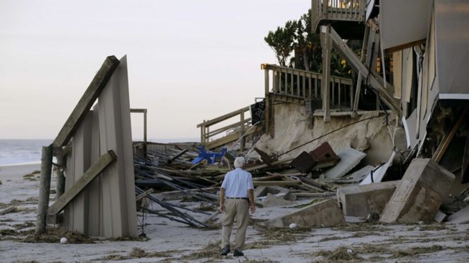 Aunque debilitado, huracán Matthew sigue azotando el sureste de Estados Unidos