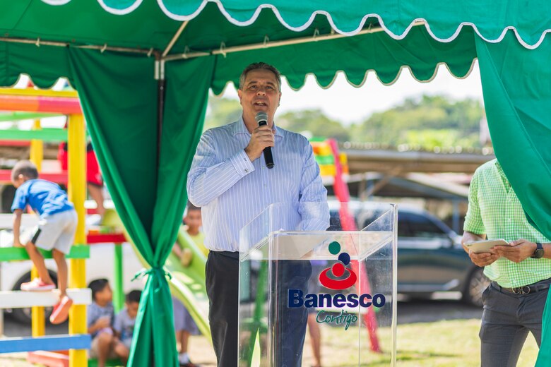 Banesco Panamá presenta en Vista Alegre su segundo Parque de Amor, hecho 100% con descartes plásticos