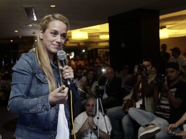 Esposa del venezolano Leopoldo López pide ayuda a Chile para liberarlo