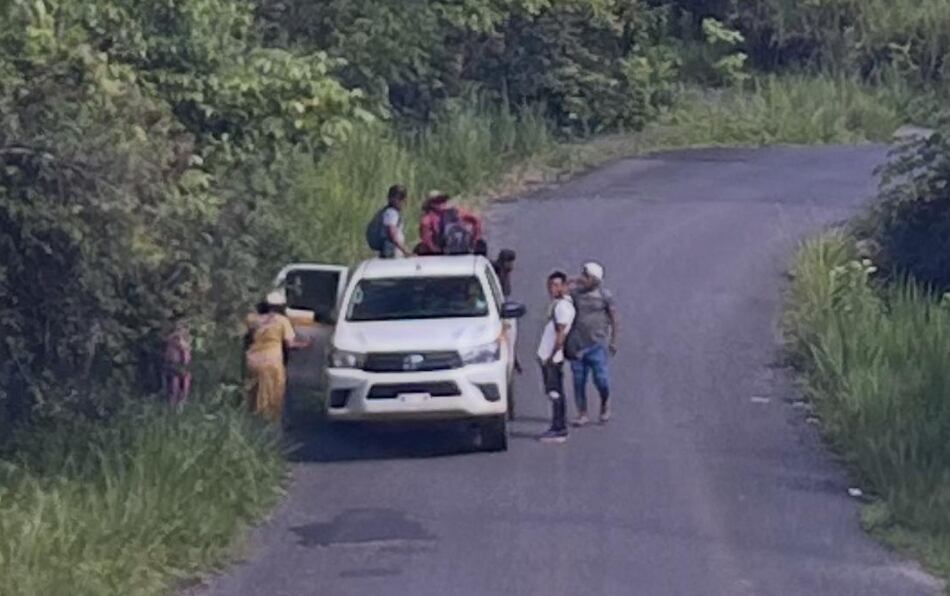Denuncian el uso de carro oficial para el bloqueo de la vía Interamericana