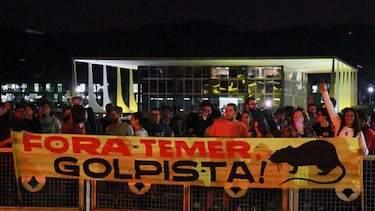 Michel Temer, acorralado por denuncia, trata de salvar su mandato en Brasil