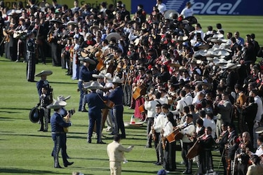 Se establece nueva marca mundial de serenata de mariachis en Rose Bowl