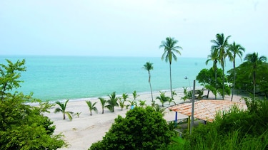 La Ermita, una de las pocas playas públicas en el oeste
