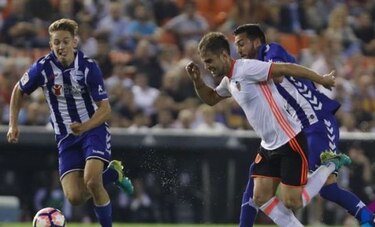 Valencia vence 2-1 a Alavés