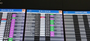 Saúl Méndez sale de la embajada de Bolivia rumbo a ese país tras concedérsele asilo y salvoconducto