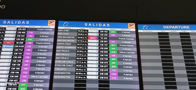 Saúl Méndez sale de la embajada de Bolivia rumbo a ese país tras concedérsele asilo y salvoconducto