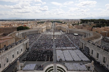 León XIV emprende su pontificado con un llamamiento a la paz en el mundo y a la unidad