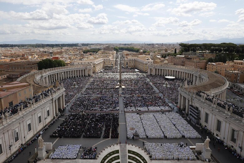 León XIV emprende su pontificado con un llamamiento a la paz en el mundo y a la unidad