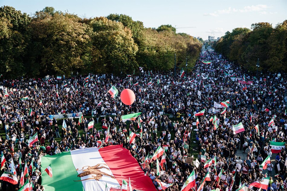 Unas 80,000 personas se manifiestan en Alemania en solidaridad con las protestas en Irán