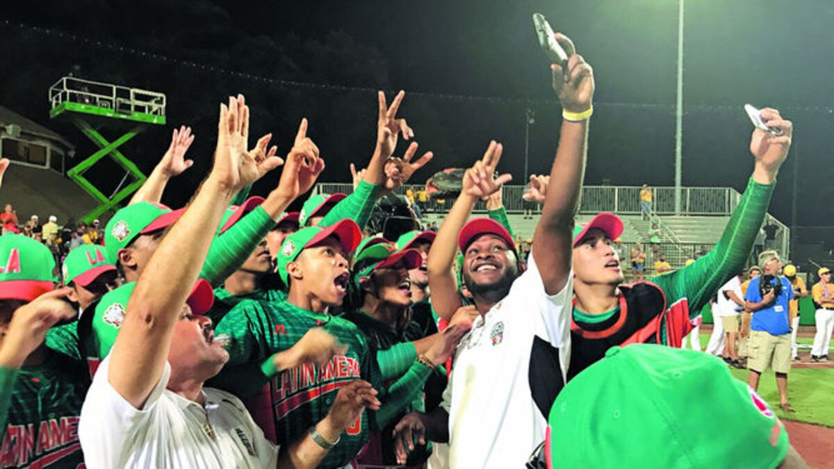 Los jugadores de Panamá se toman un ‘selfie’ para tener un recuerdo de la hazaña. Senior League World Series Staff