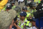 GNB reprime a un grupo de ‘abuelos’ que protesta contra Nicolás Maduro