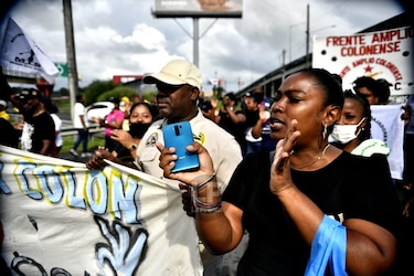 Manifestantes se enfrentan a antimotines en Colón