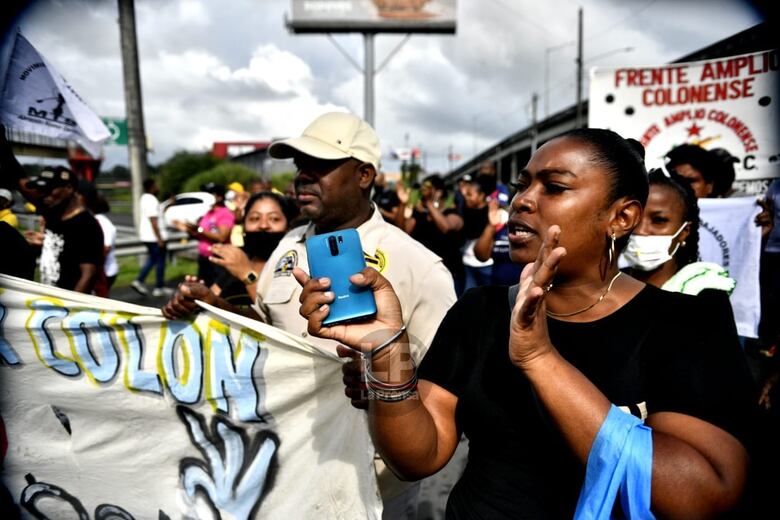 Manifestantes se enfrentan a antimotines en Colón
