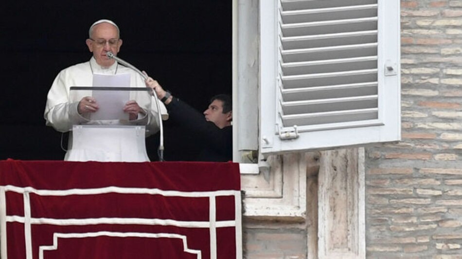 Papa Francisco critica el uso de teléfonos durante la misa