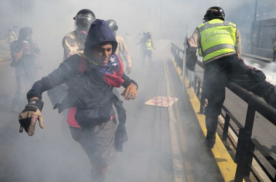 Oposición desafía a militares, principal sostén de Nicolás Maduro en Venezuela