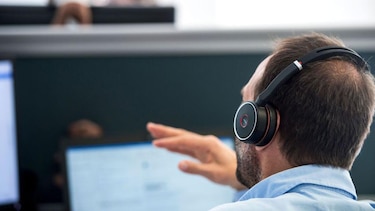 El resurgir de los audífonos con cable ante las críticas contra los inalámbricos