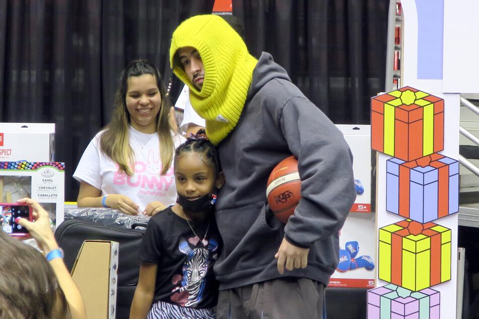 Bad Bunny reparte en Puerto Rico 25,000 regalos de arte, música y deporte