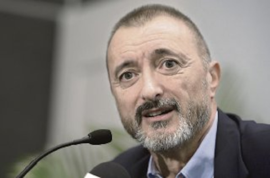 Pérez- Reverte actualiza su obra