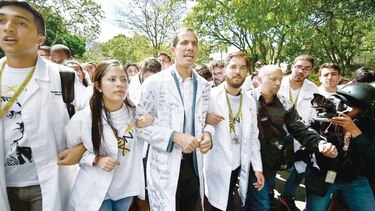 Venezolanos avalan en las calles ruta de Guaidó