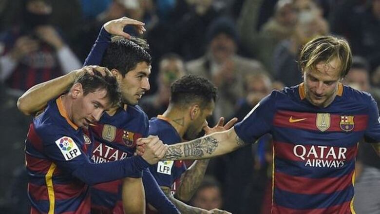 Messi y Suárez permiten al Barcelona mantenerse firme en la punta