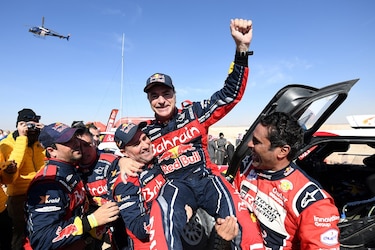 Carlos Sainz, rey por tercera ocasión del rally Dakar a sus 57 años