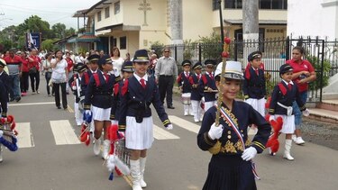 Desfile cívico conmemora los 447 años de fundación de La Villa
