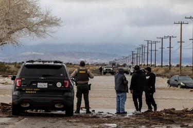 Las históricas lluvias disminuyen mientras California se prepara para fuertes vientos
