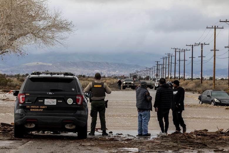 Las históricas lluvias disminuyen mientras California se prepara para fuertes vientos
