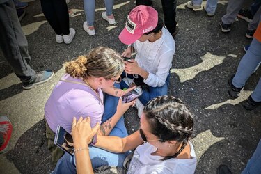 Jóvenes votan para ‘no tener que irse del país’