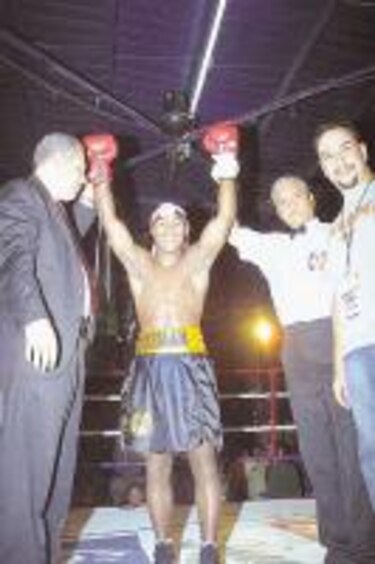 Campeón Joan Guzmán gana sin sudar