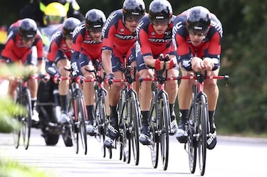 BMC gana la crono por equipos, Froome mantiene el amarillo de líder
