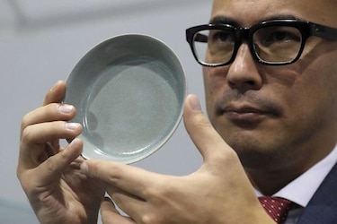 Tazón de porcelana china marca récord de $37.7 millones en subasta