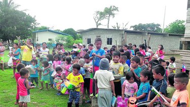 Niños indígenas reciben obsequios durante la Navidad