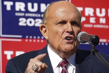 Donald Trump anuncia que su abogado Rudy Giuliani dio positivo por Covid-19