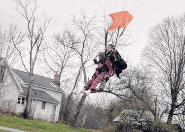 Mujer de Nueva York celebra su centenario con un salto en paracaídas