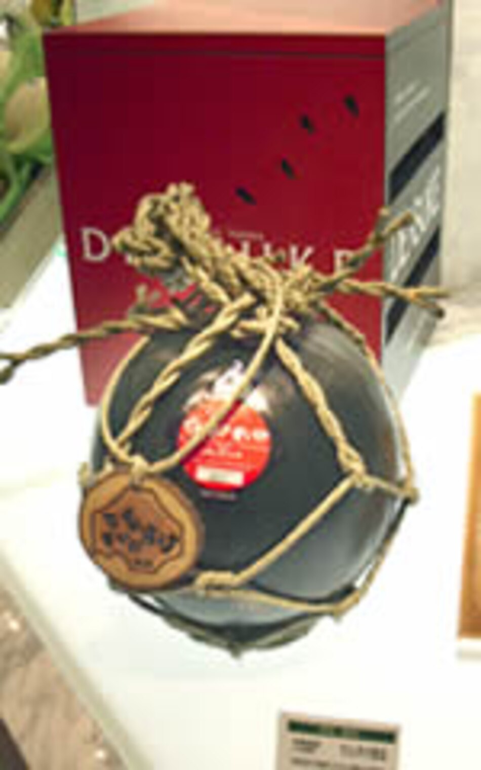 Subastan sandía por 6 mil 100 dólares en Japón